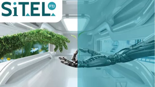 Deux mains qui se rejoignent l'une &eacute;voquant la nature recouverte de feuilles, l'autre robotis&eacute;e. Logo Sitel en haut &agrave; gauche.